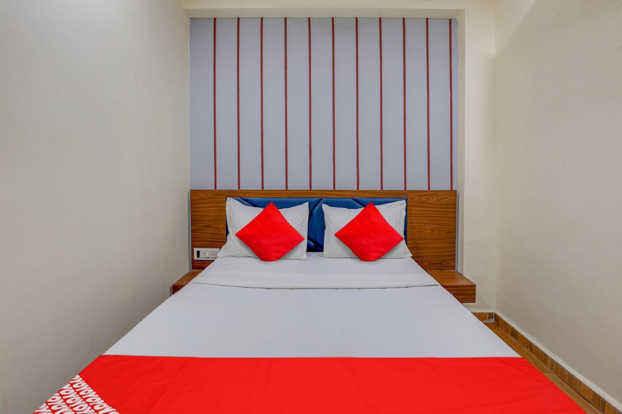 Hotel O Lotus Surat Ngoại thất bức ảnh